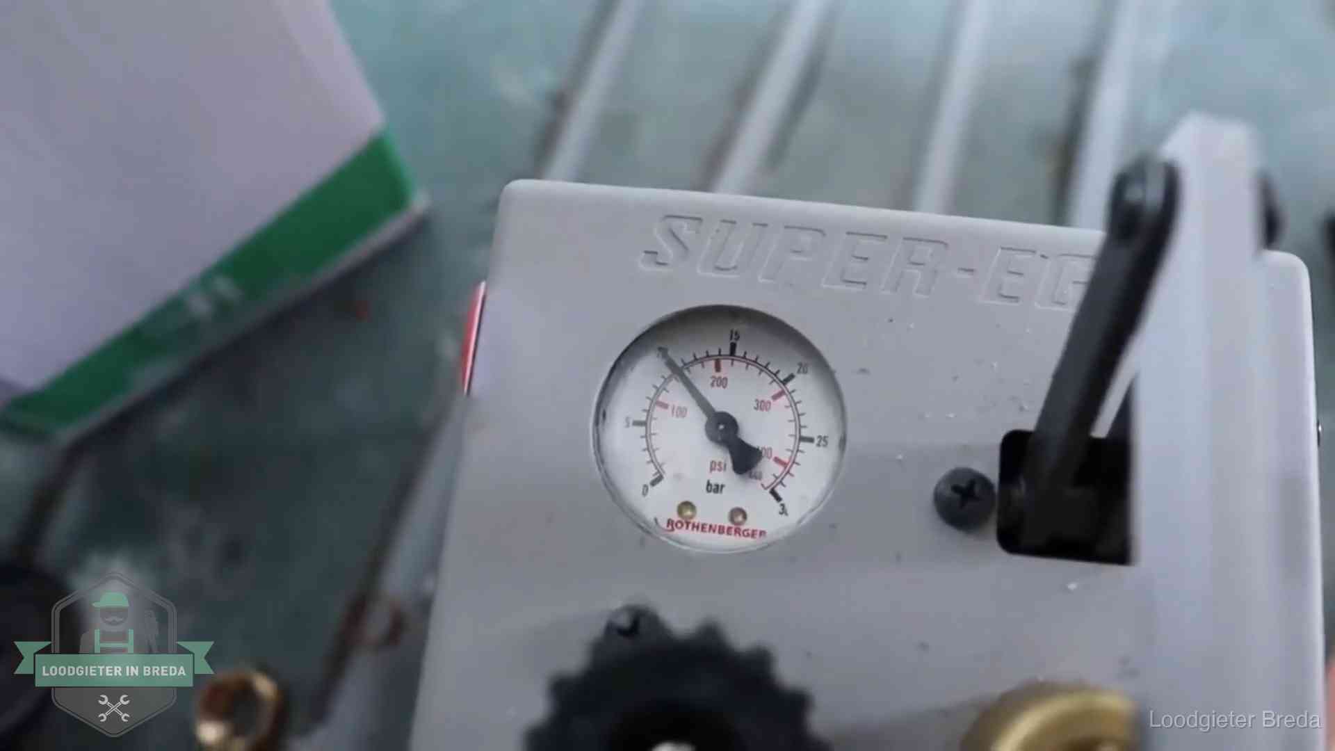 Verzekerd en aansprakelijk in Breda Manometer van een afperspomp bij controle van nieuw leidingwerk in Breda