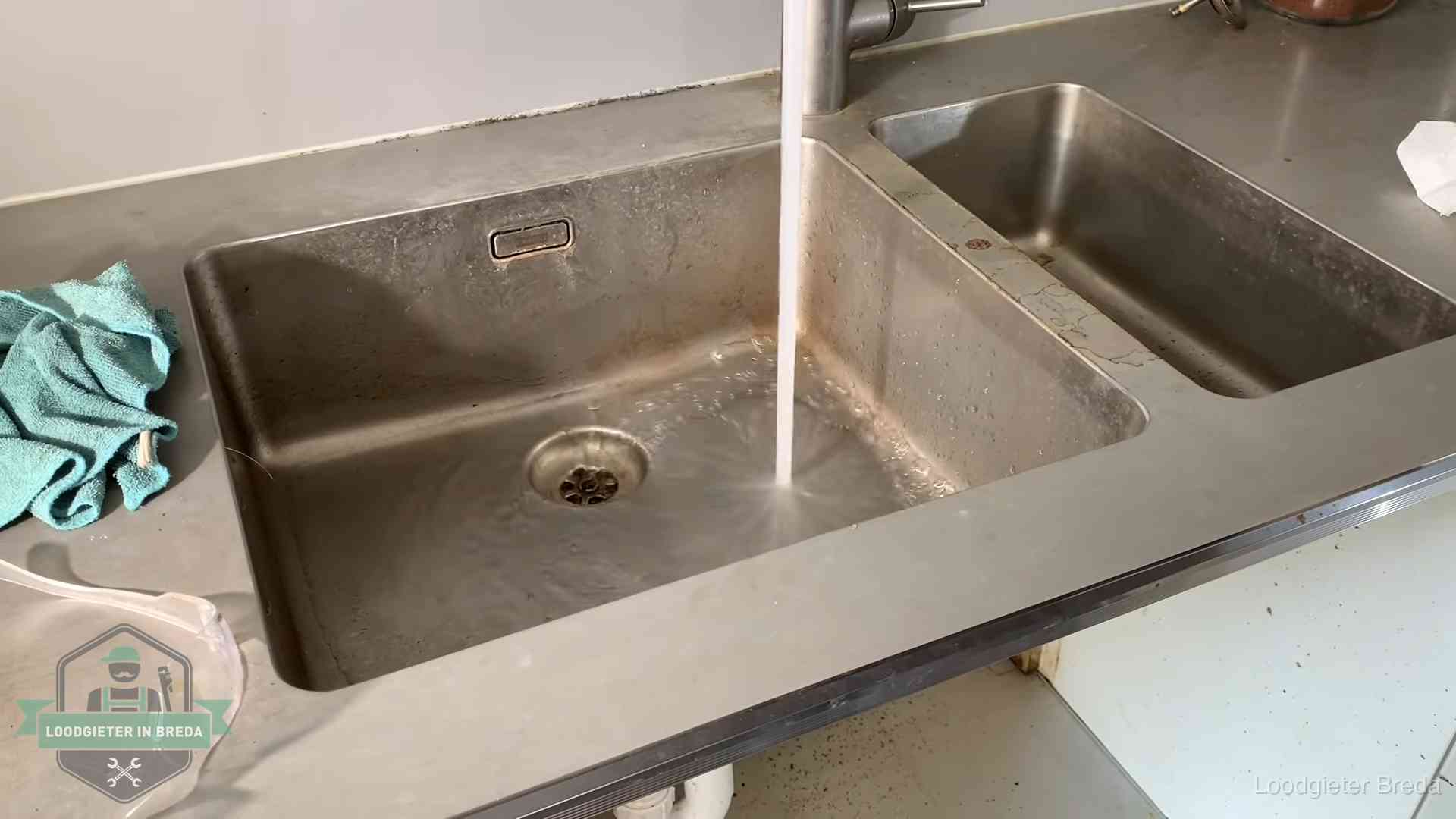 Doorstroomtest van de afvoer bij een gootsteen in Breda