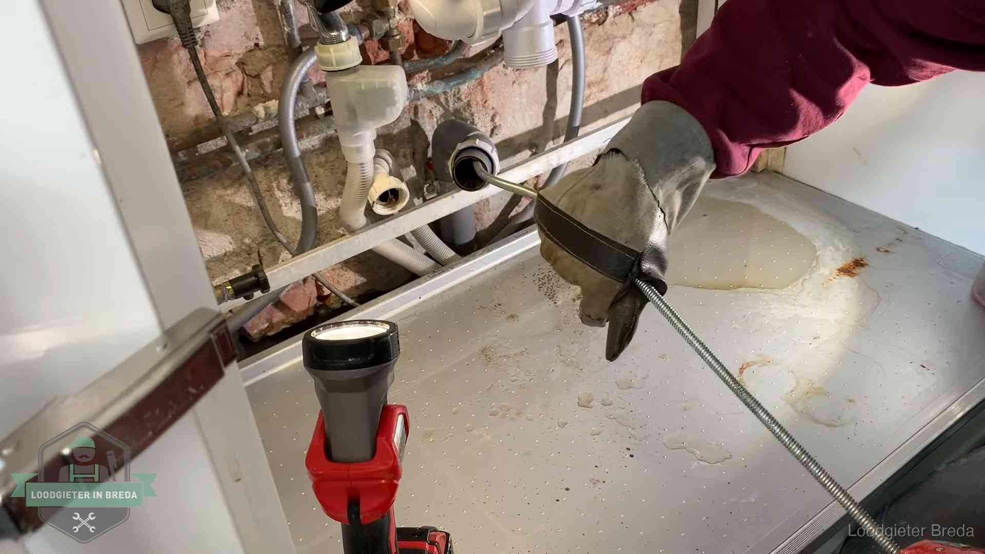 Ontstoppingsveer wordt preventief door een afvoeraansluiting gehaald in Breda