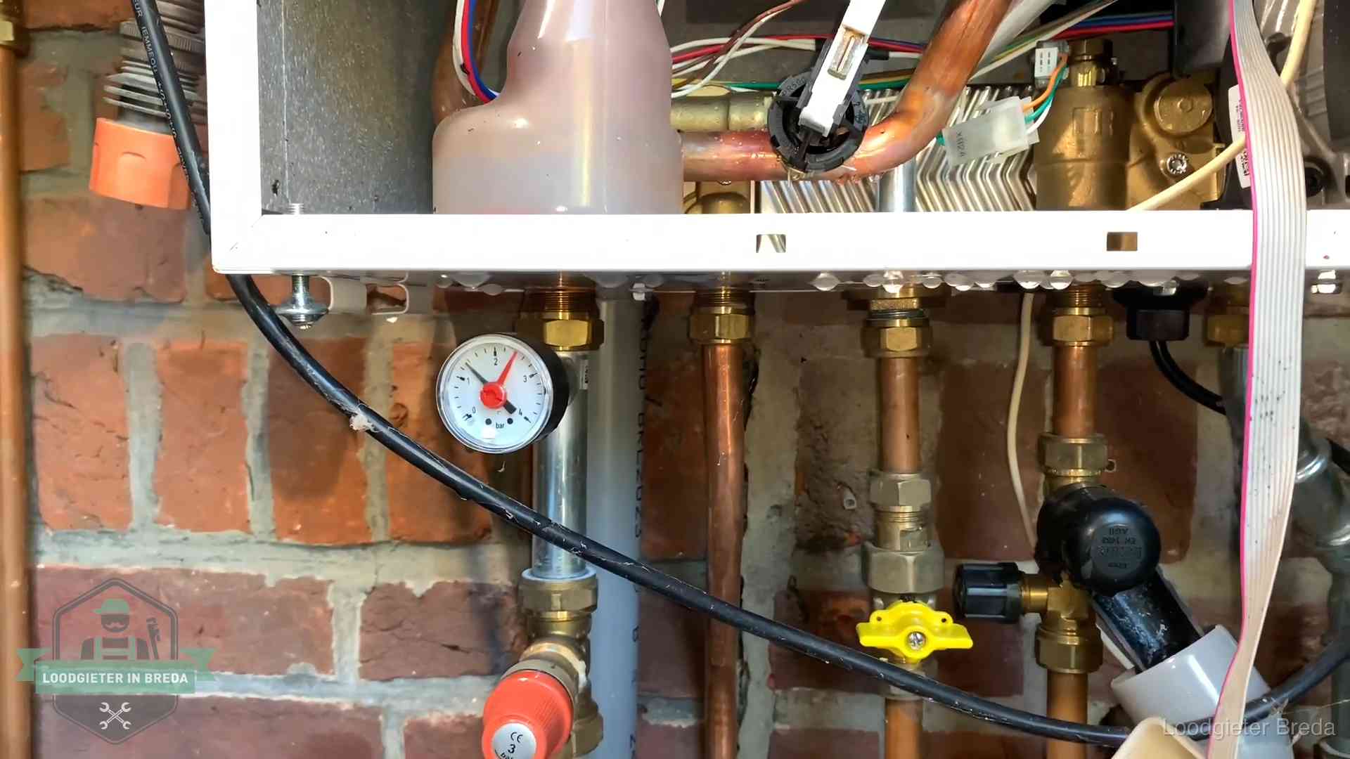 Cv-ketel verliest druk in Breda Manometer en aansluitleidingen onder een cv-ketel in Breda bij controle op drukverlies