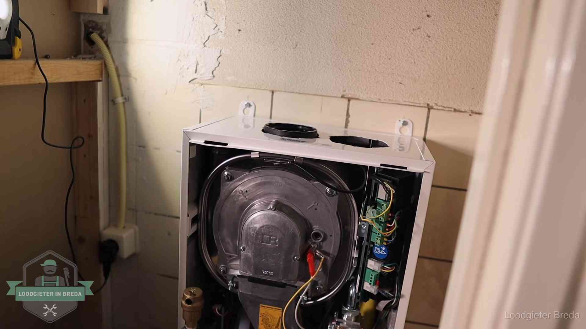 Geopende cv-ketel tijdens een onderhoudsbeurt in Breda, met brander en warmtewisselaar zichtbaar