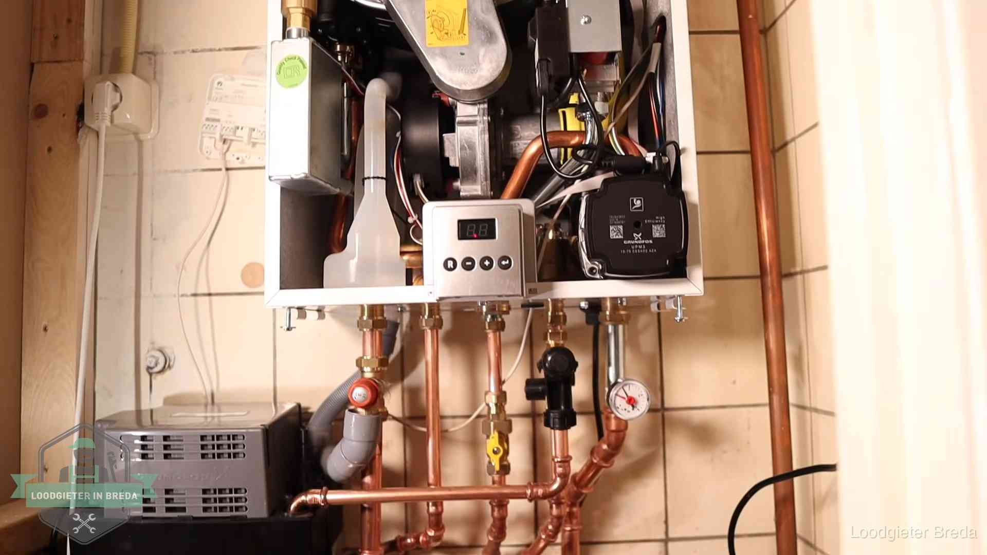 Geopende cv-ketel met brander en cv-pomp tijdens een onderhoudsbeurt in Breda