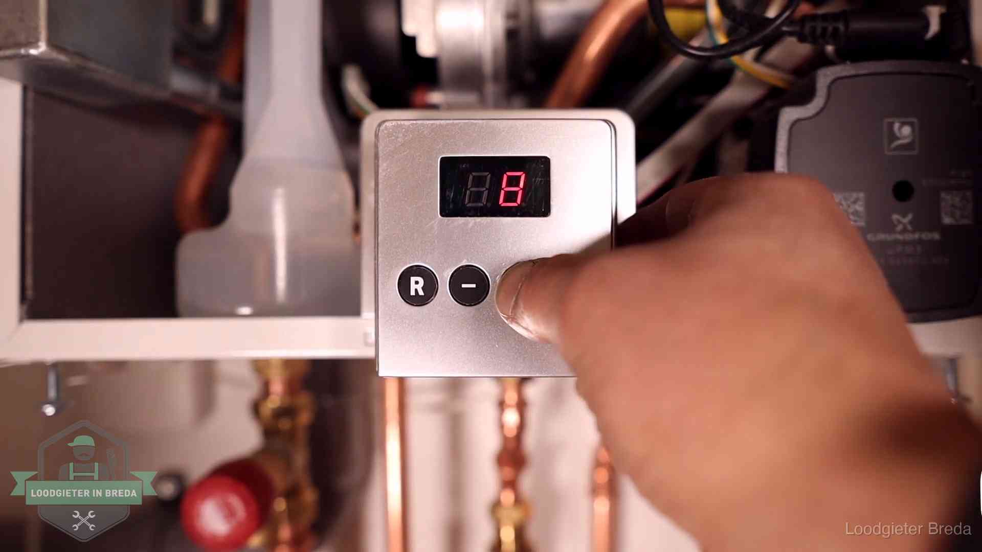 Monteur bedient het display van een cv-ketel bij een storing in Breda