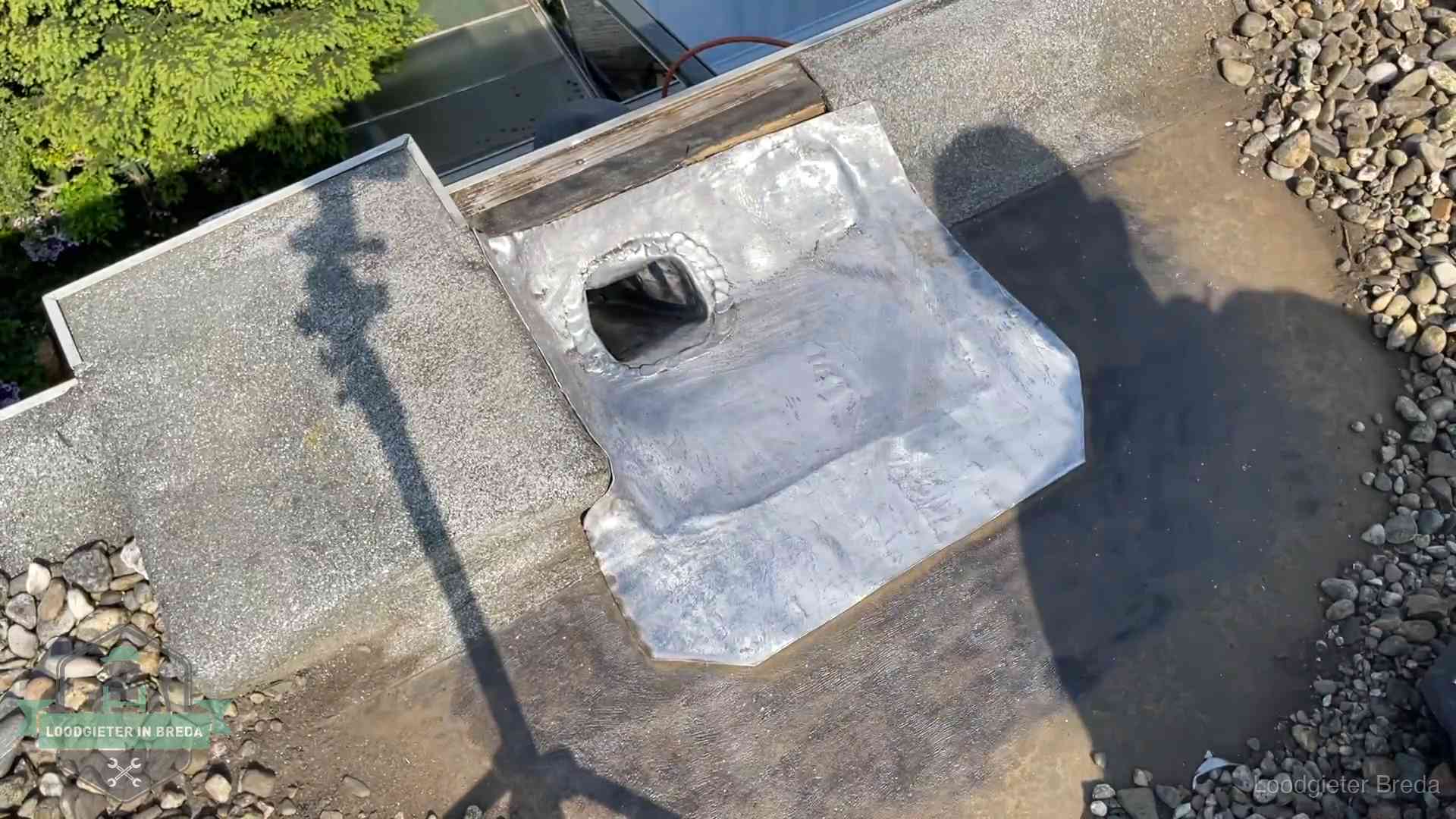 Noodafdichting bij daklekkage in Breda Vers afgedichte dakdoorvoer met lood en zink op een plat dak in Breda