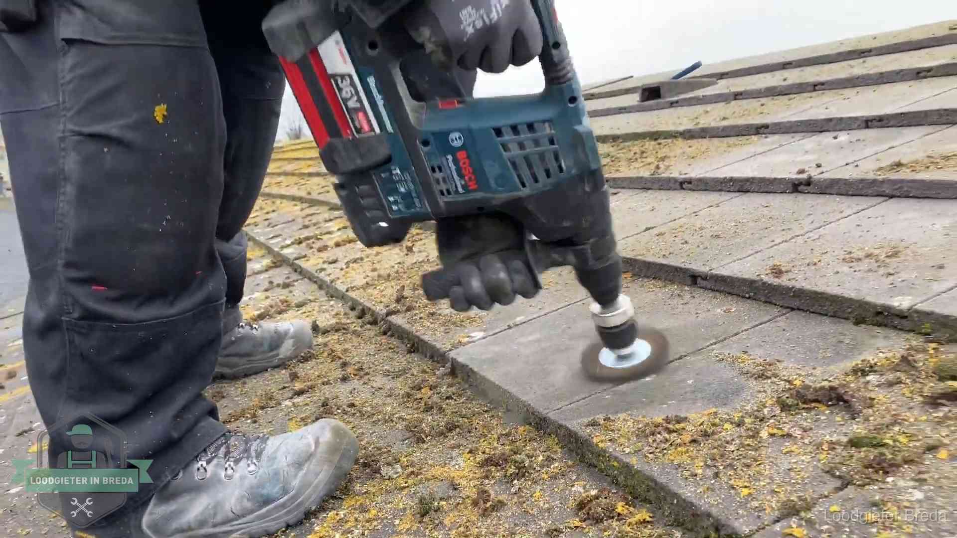 Dakonderhoud en preventie in Breda Betonnen dakpannen worden machinaal gereinigd tijdens dakonderhoud in Breda