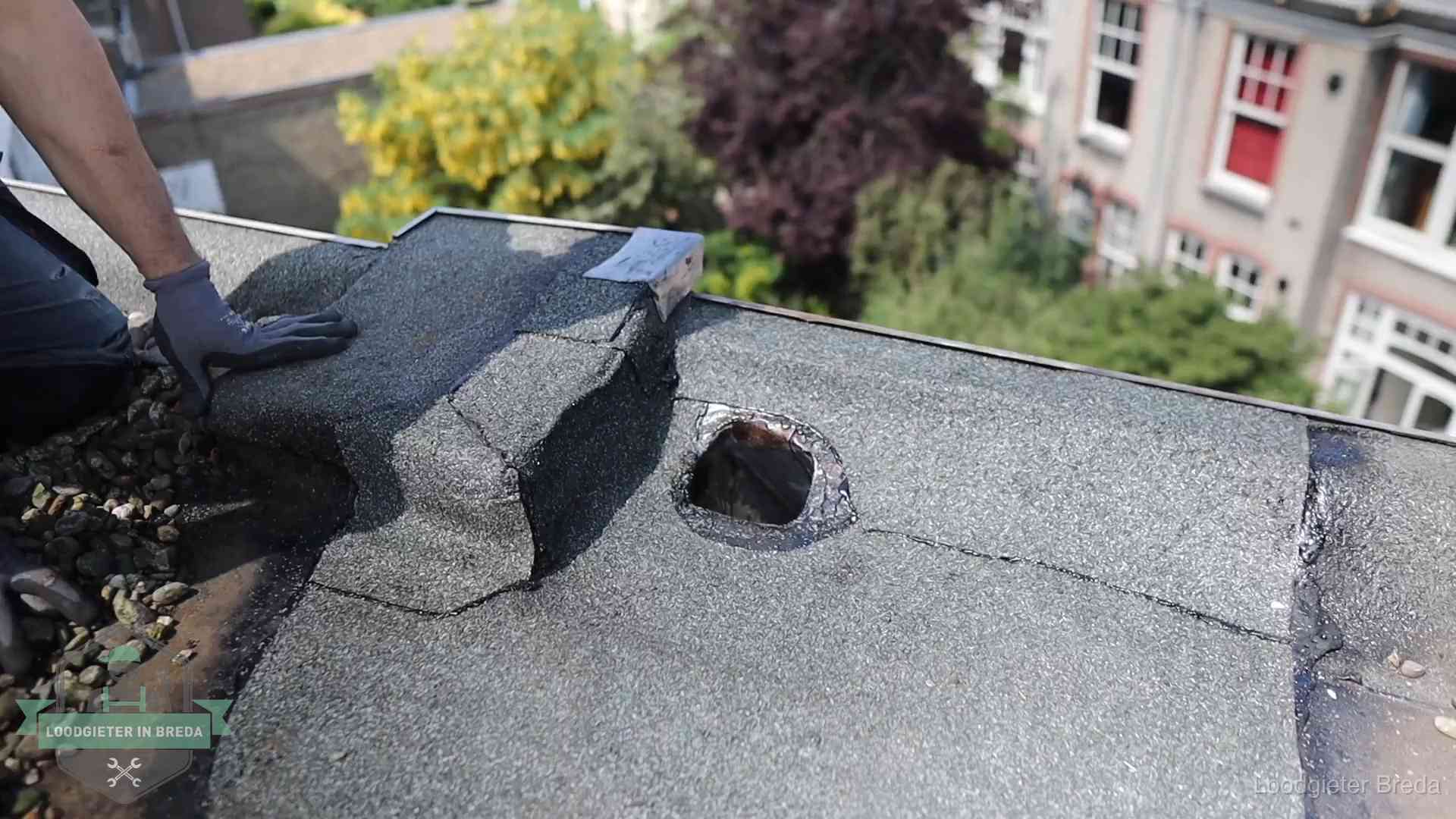 Daklekkage-inspectie op een plat dak in Breda Loodgieter inspecteert een beschadigd bitumen plat dak tijdens een daklekkage-inspectie in Breda
