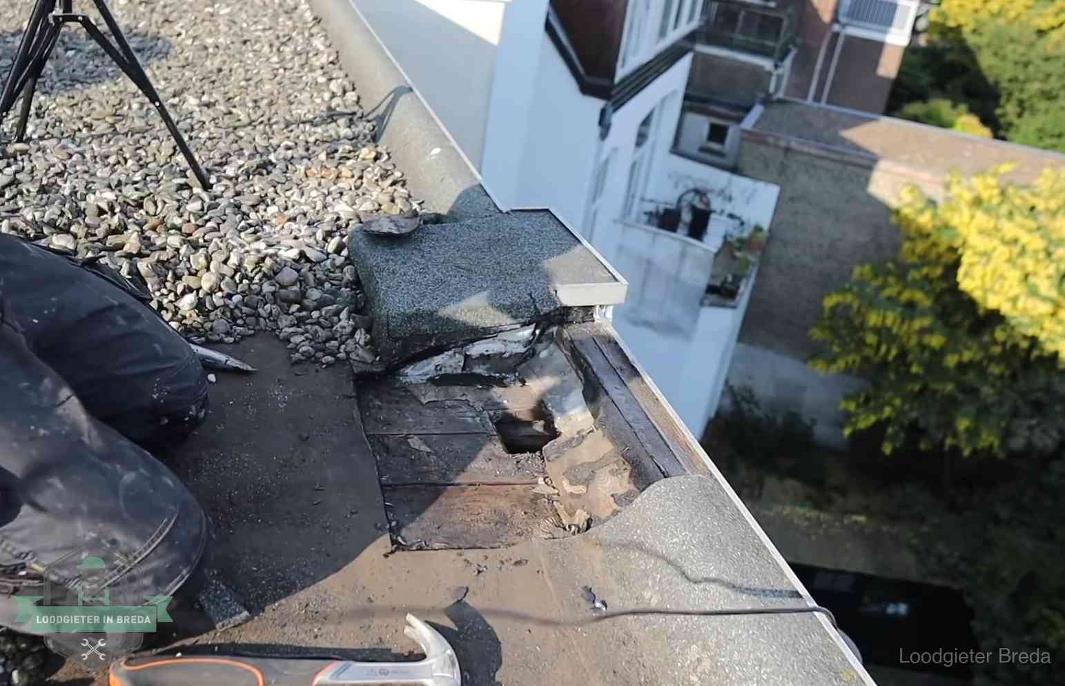 Gevolgen van een daklekkage in Breda Opengelegde dakrand met verrot dakbeschot door een langdurige daklekkage in Breda