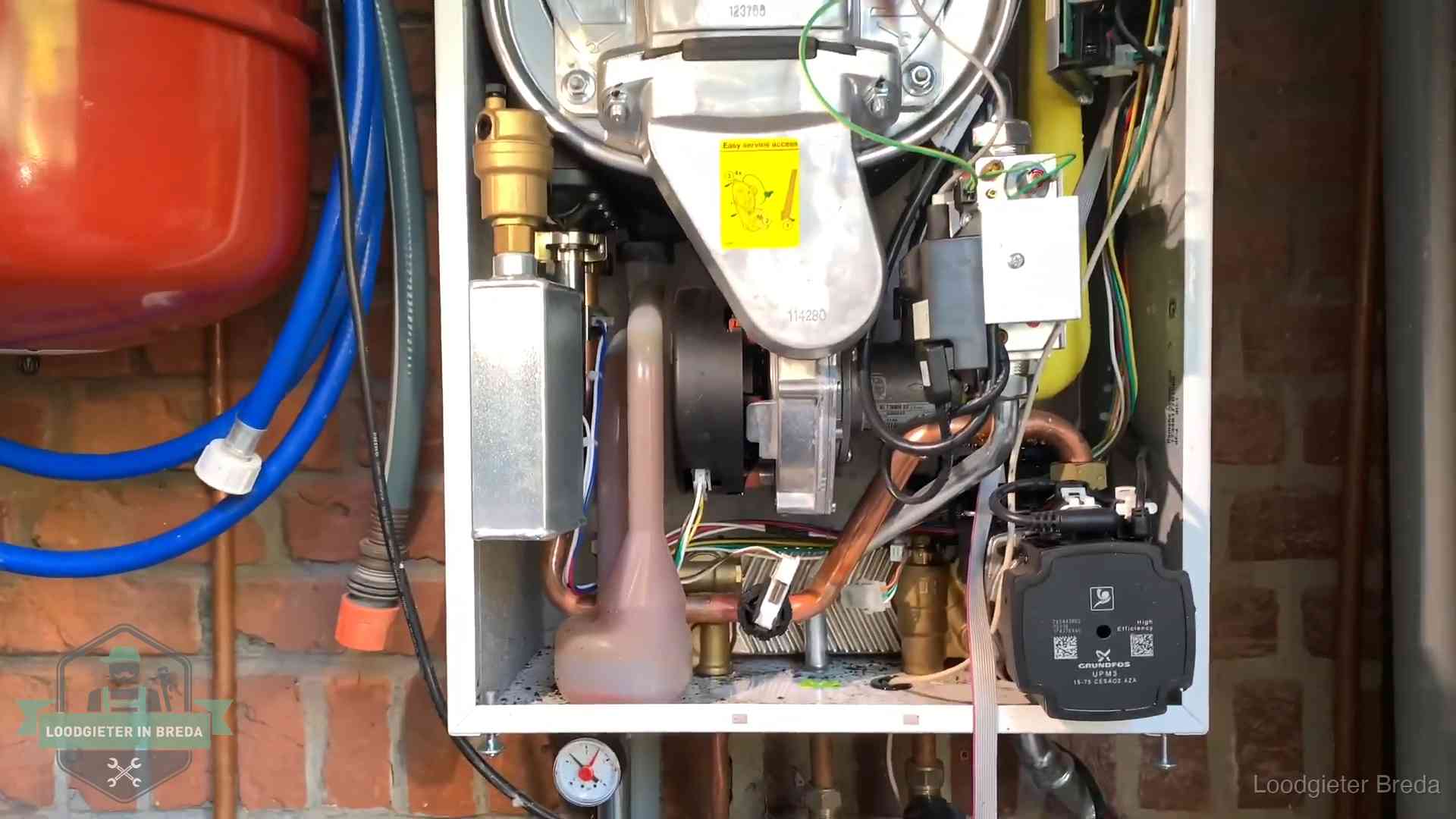 Geopende cv-ketel met rood expansievat in een woning in Breda