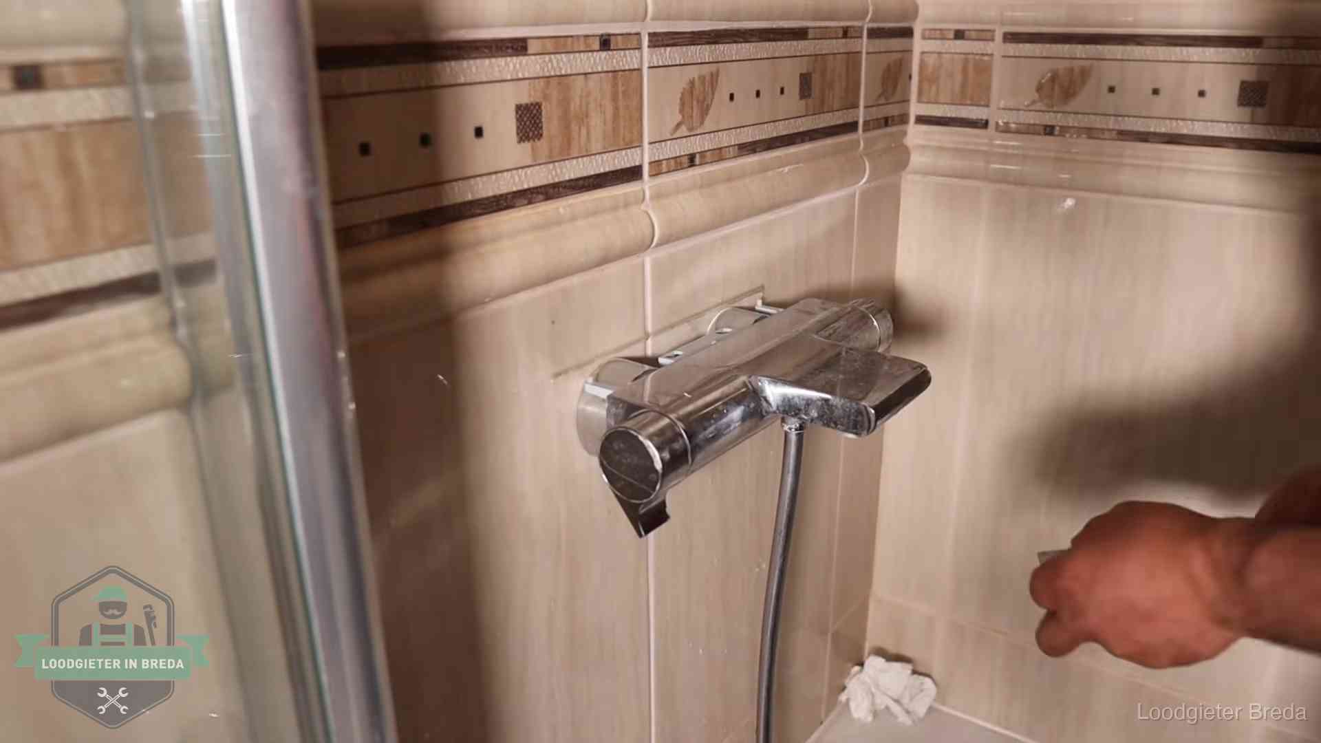 Verkalkte douche-mengkraan in Breda, hetzelfde kalk dat zich in de warmtewisselaar afzet