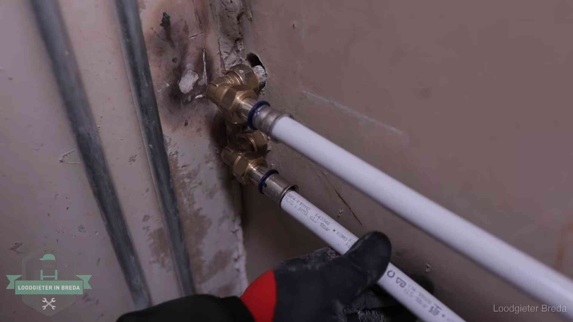 Kwaliteitsnormen voor loodgieterswerk in Breda Meerlagenbuizen met keurmerk en rvs persfittingen op muuraansluitingen in Breda