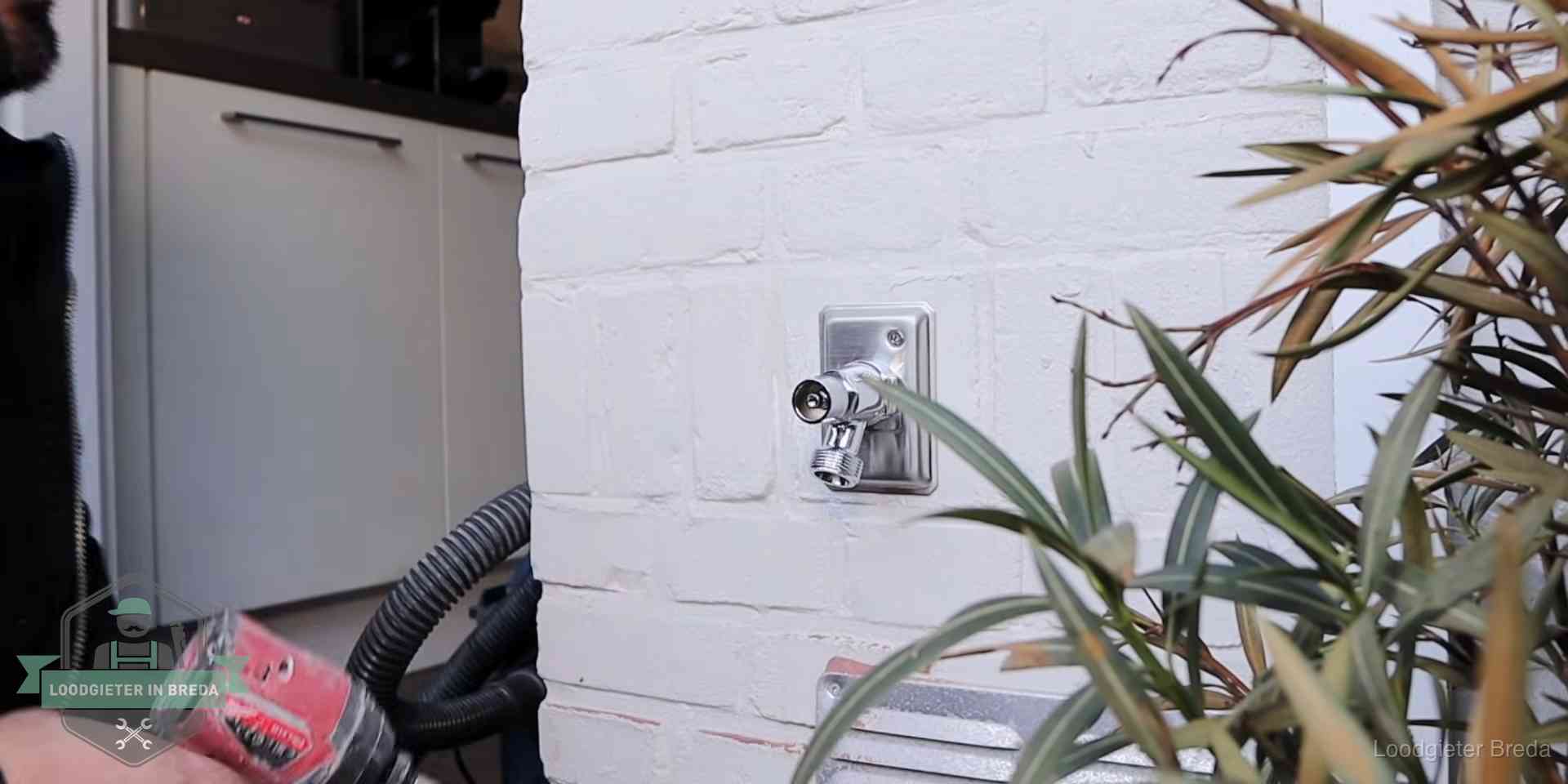 Daklek of leidinglek testen in Breda Chromen kraan op een muurplaat bij een woning in Breda, dichtdraaien is stap een van de lektest