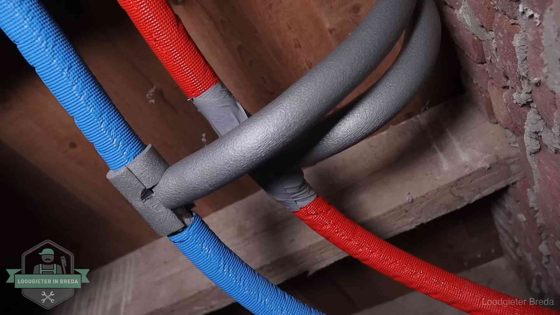 Bevroren leidingen voorkomen in Breda Geïsoleerde waterleidingen langs houten balken tegen bevriezing in Breda