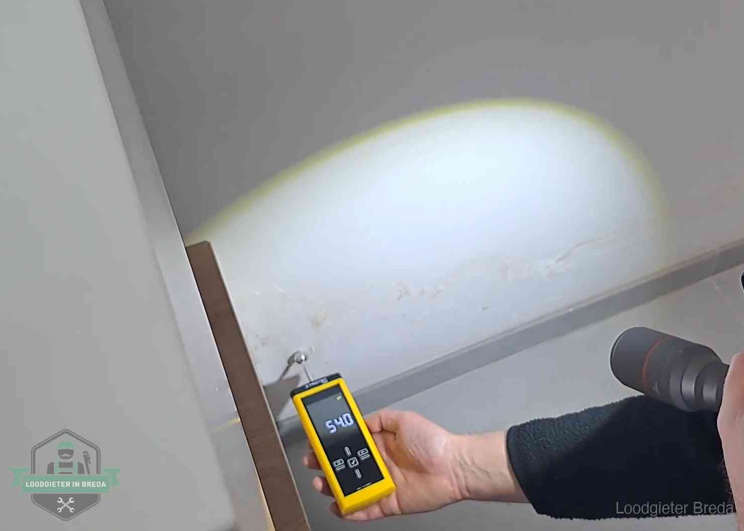 Lekdetectie-technieken in Breda Vochtmeter tegen een natte wand met lekkagesporen in Breda