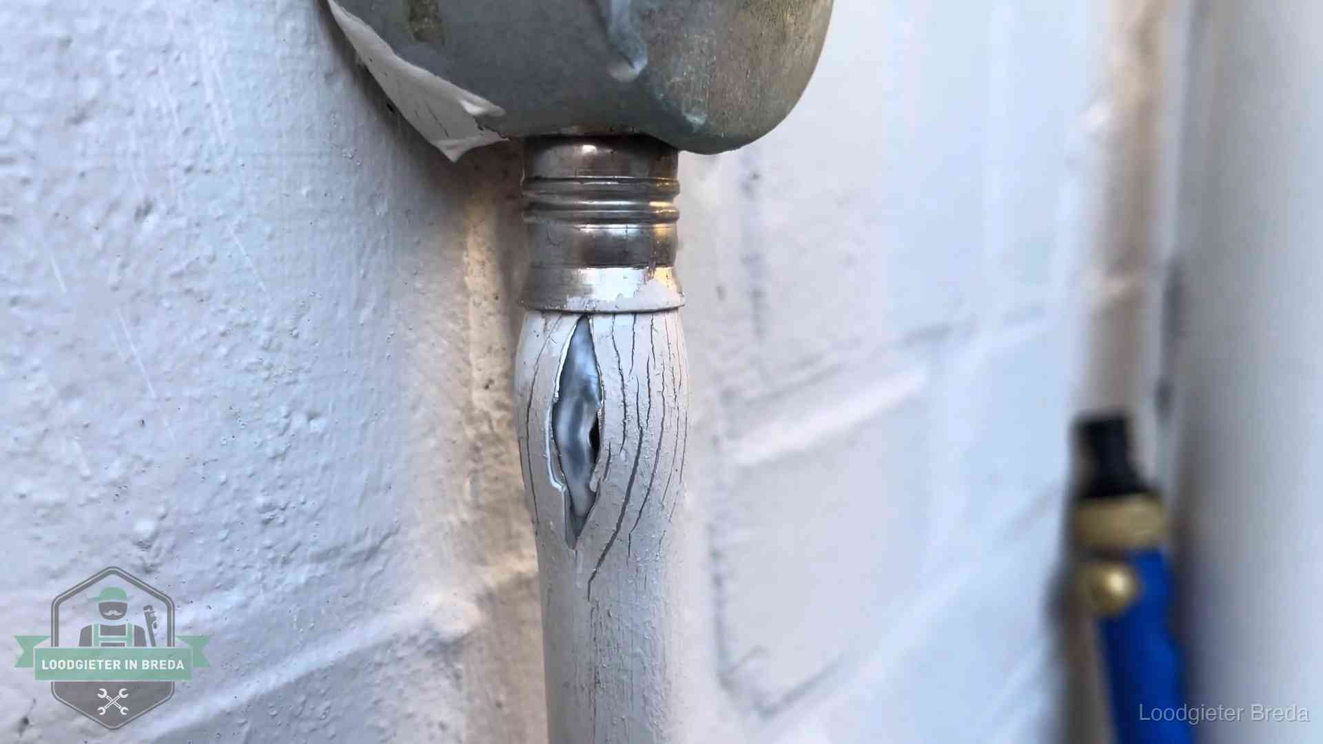 Wanneer lekdetectie in Breda Oude waterleiding in Breda waar de verf openscheurt, een stille aanwijzing voor een beginnend lek