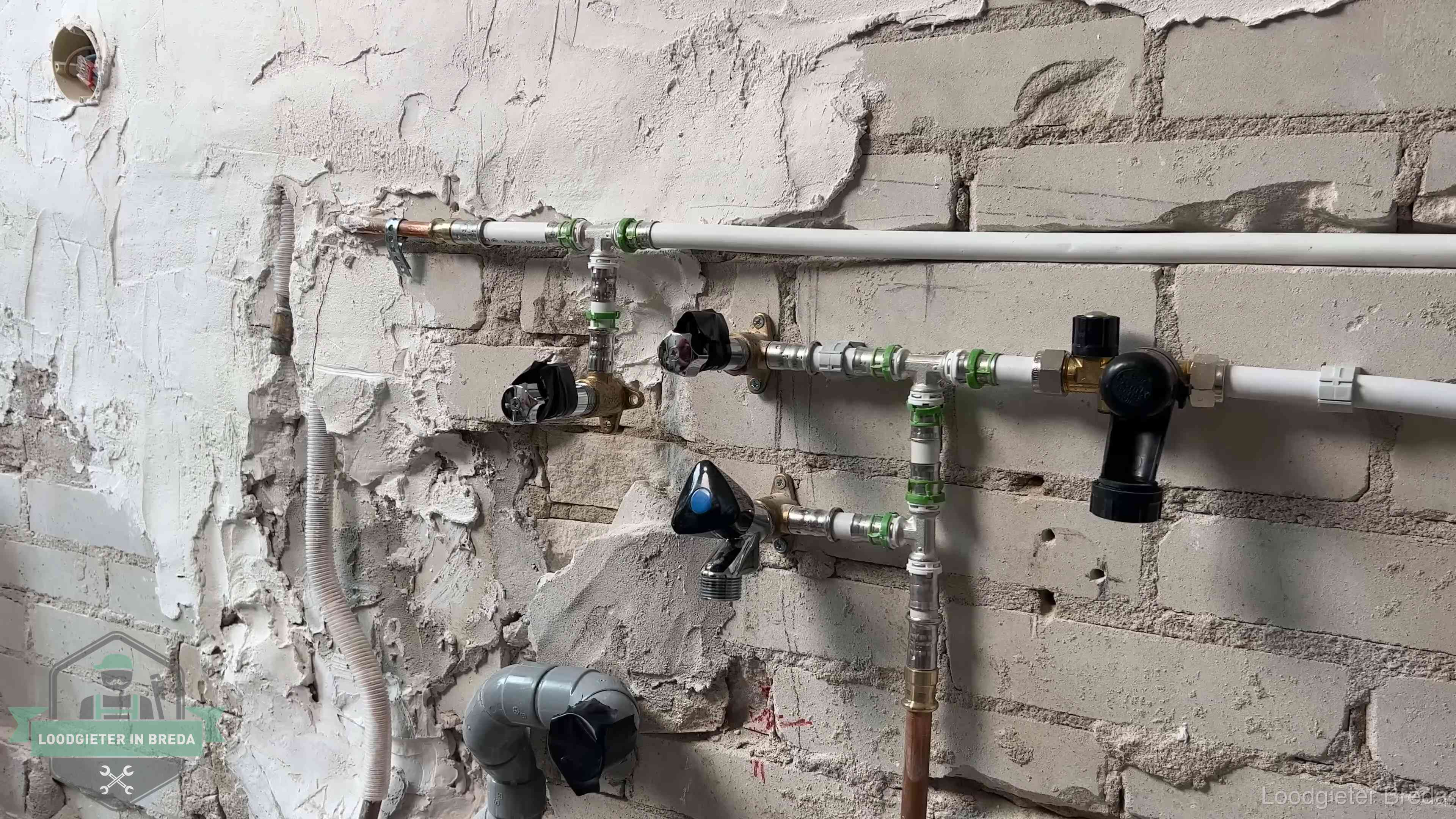 Diensten van ons loodgietersbedrijf in Breda Nieuw aangelegd leidingwerk met persfittingen tijdens een verbouwing in Breda