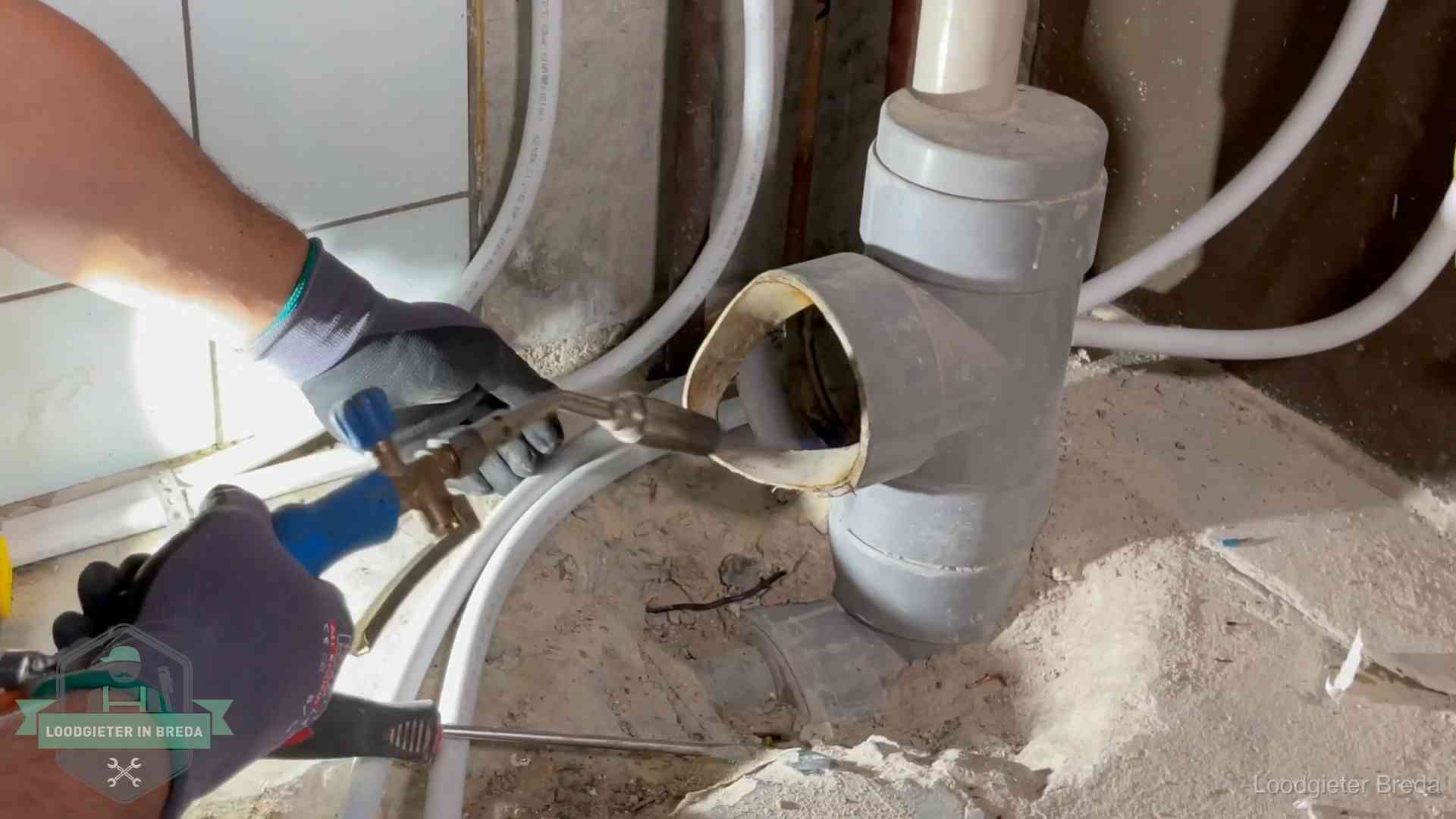Vakmanschap van onze loodgieters in Breda Loodgieter werkt met brander en messing kraanwerk aan leidingen in Breda