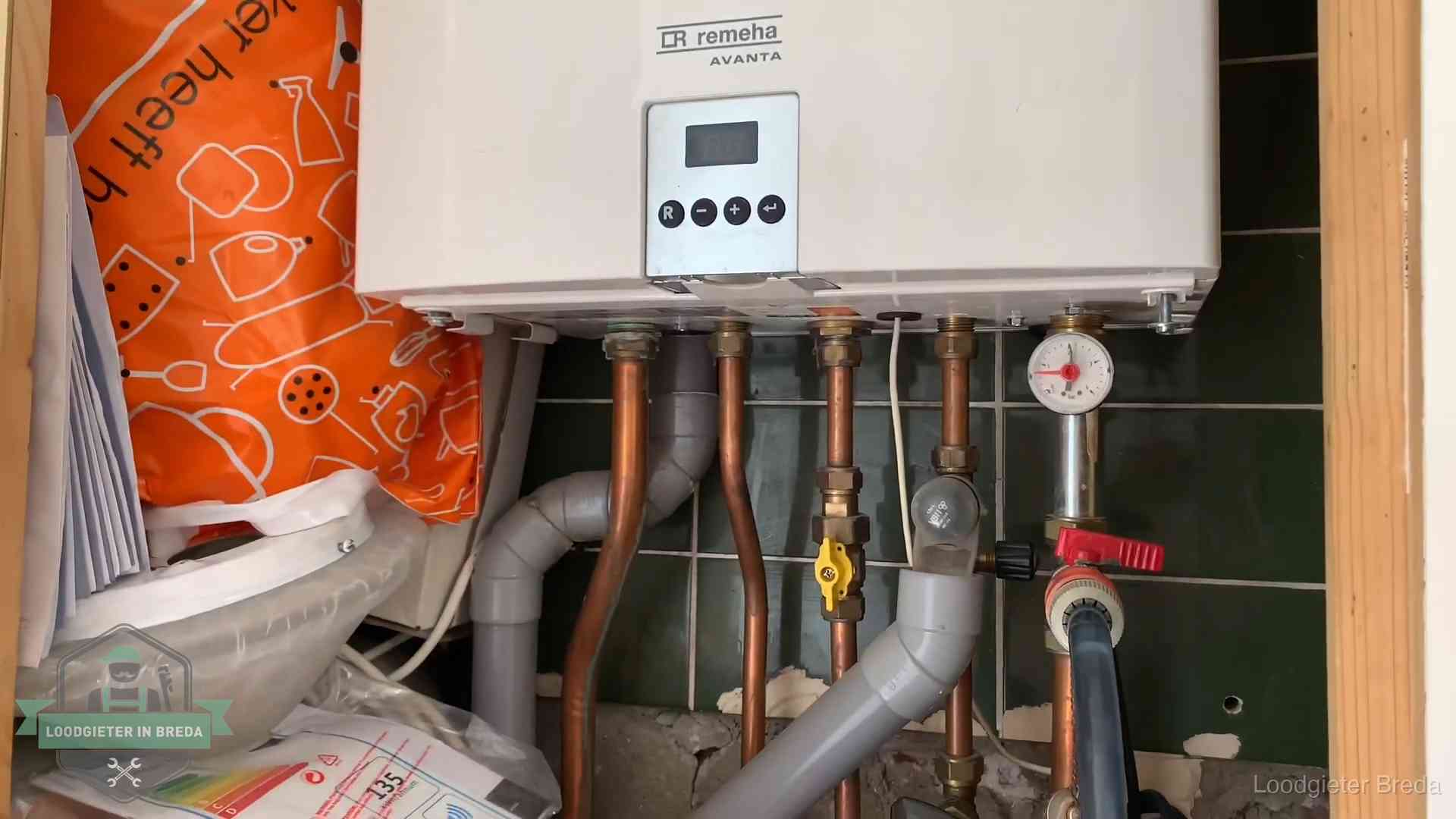 Oudere Remeha cv-ketel in een ketelkast in een woning in Breda