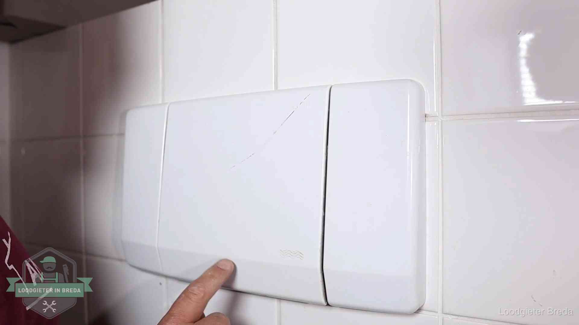 Bedieningspaneel van een inbouwreservoir van een hangend toilet in Breda
