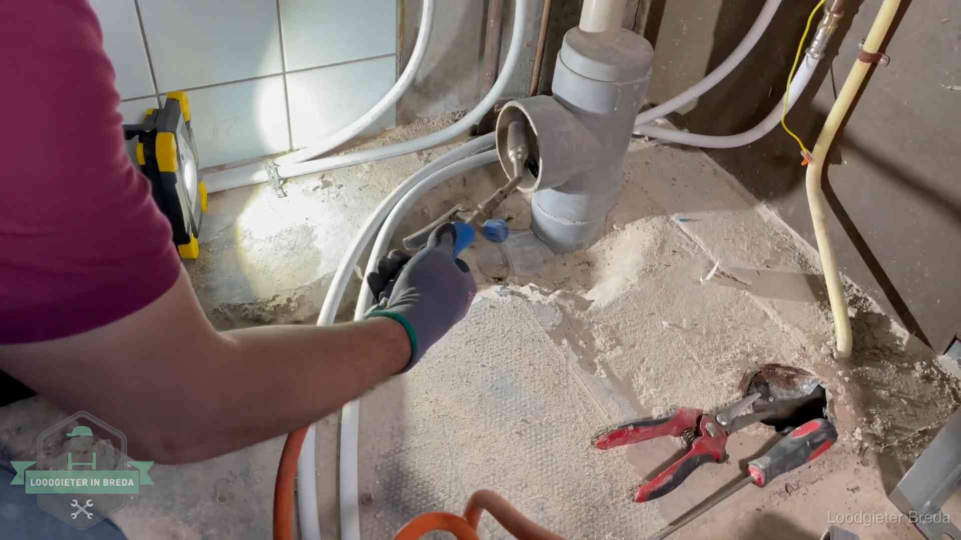Standleiding en gedeelde leidingen in Breda Loodgieter werkt aan leidingen bij een pvc-standleiding in een appartement in Breda