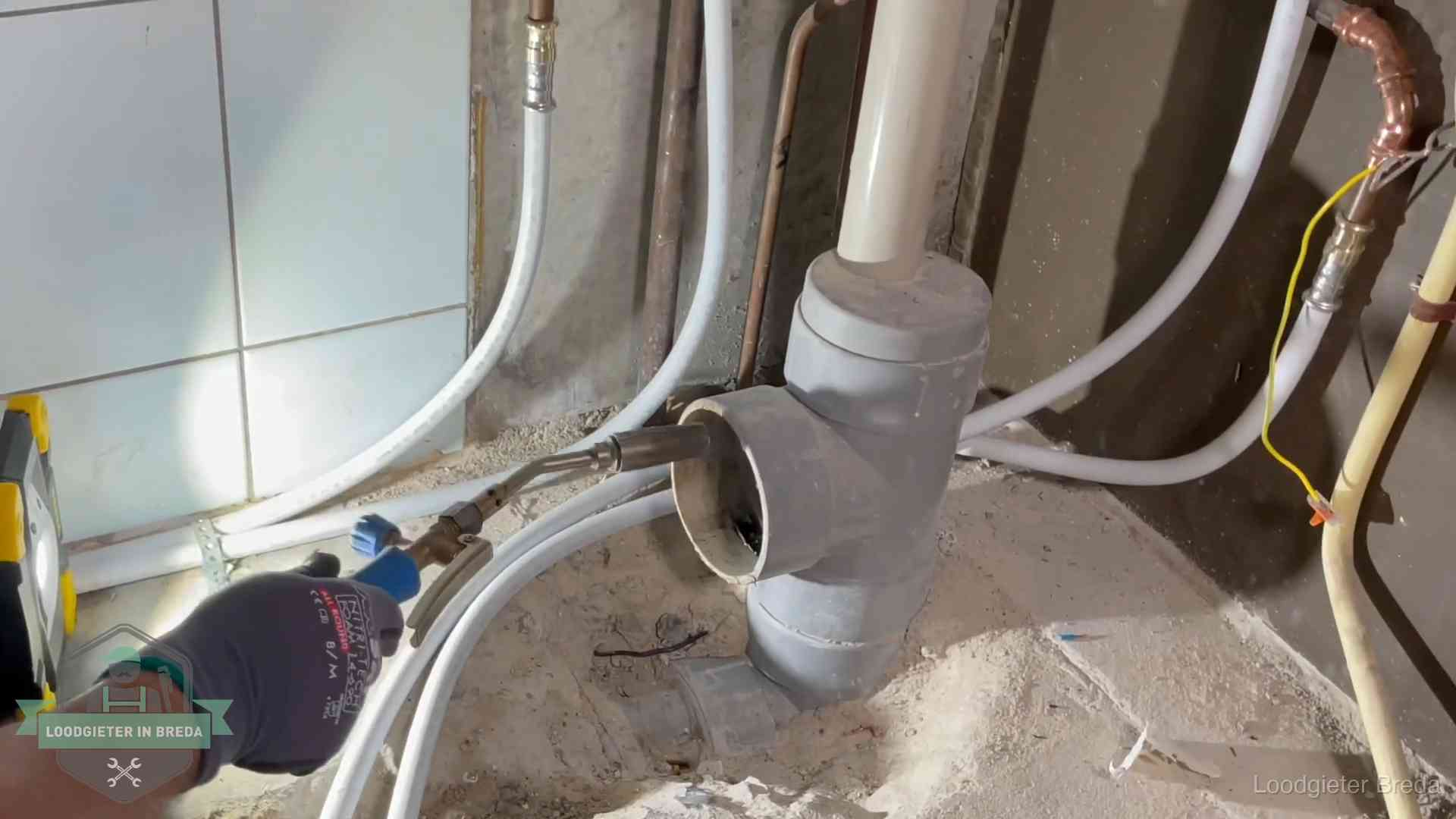 Loodgieter werkt aan leidingen bij de pvc-standleiding van een huurwoning in Breda