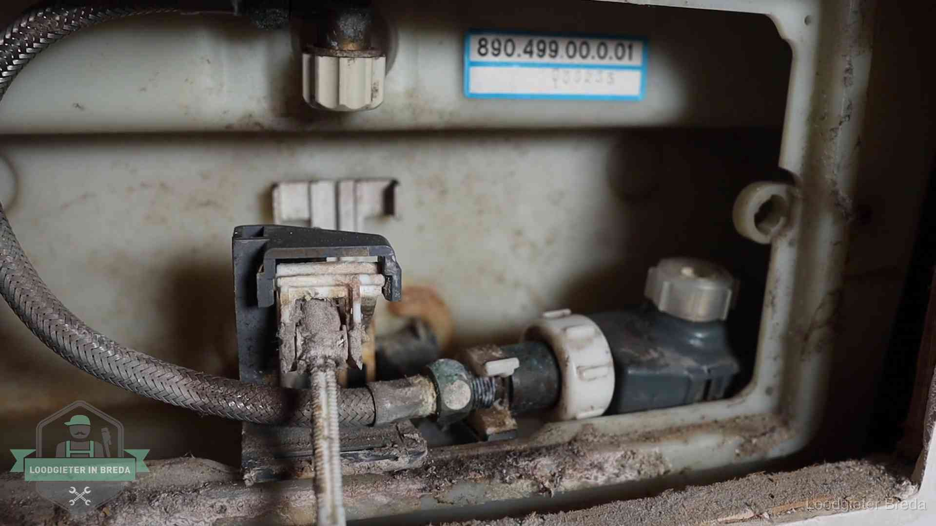 Verkalkt binnenwerk van een stortbak met vlotterkraan in Breda