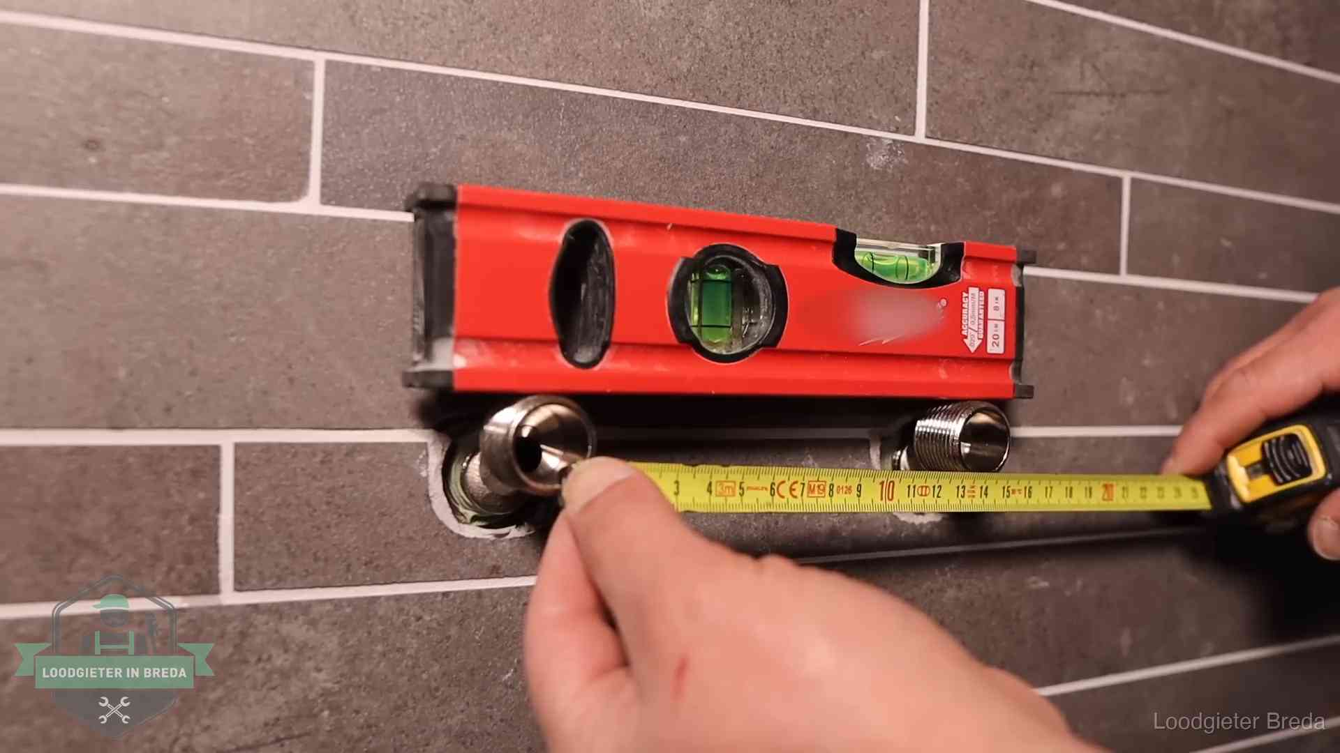 Kwaliteit en je vangnet als klant in Breda Waterpas en duimstok bij kraan-aansluitpunten in een badkamer in Breda