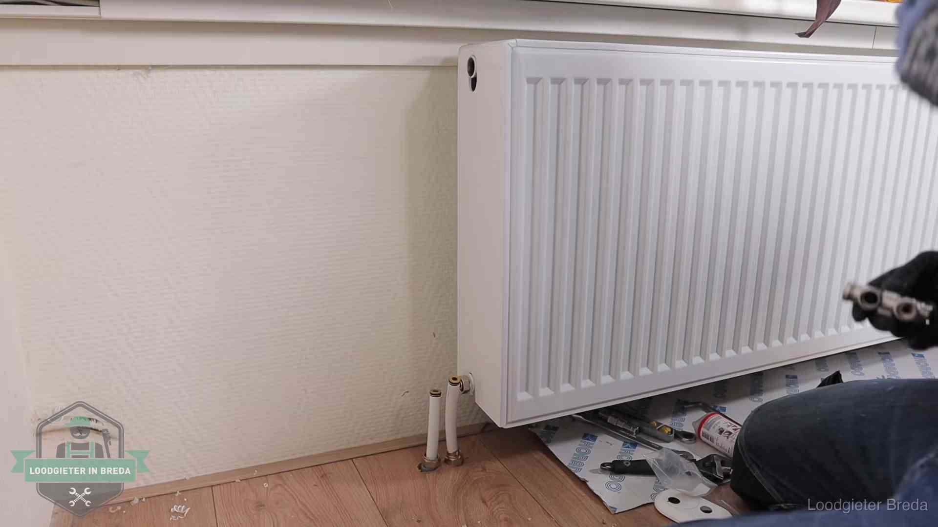 Nieuw gemonteerde radiator in een woonkamer in Breda