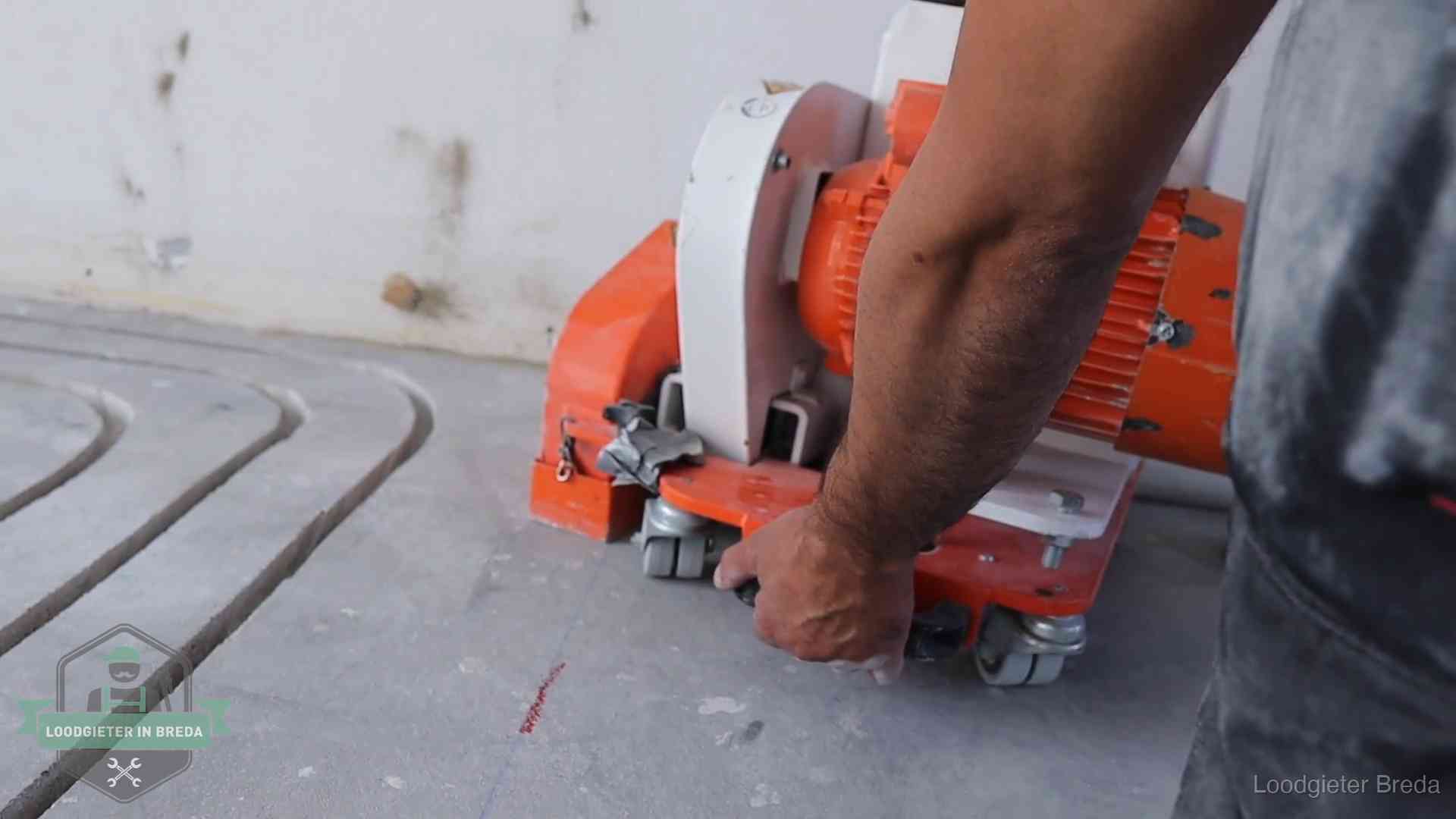 Lekkage in de vloerverwarming opsporen in Breda Sleuvenpatroon voor vloerverwarming in de dekvloer van een woning in Breda