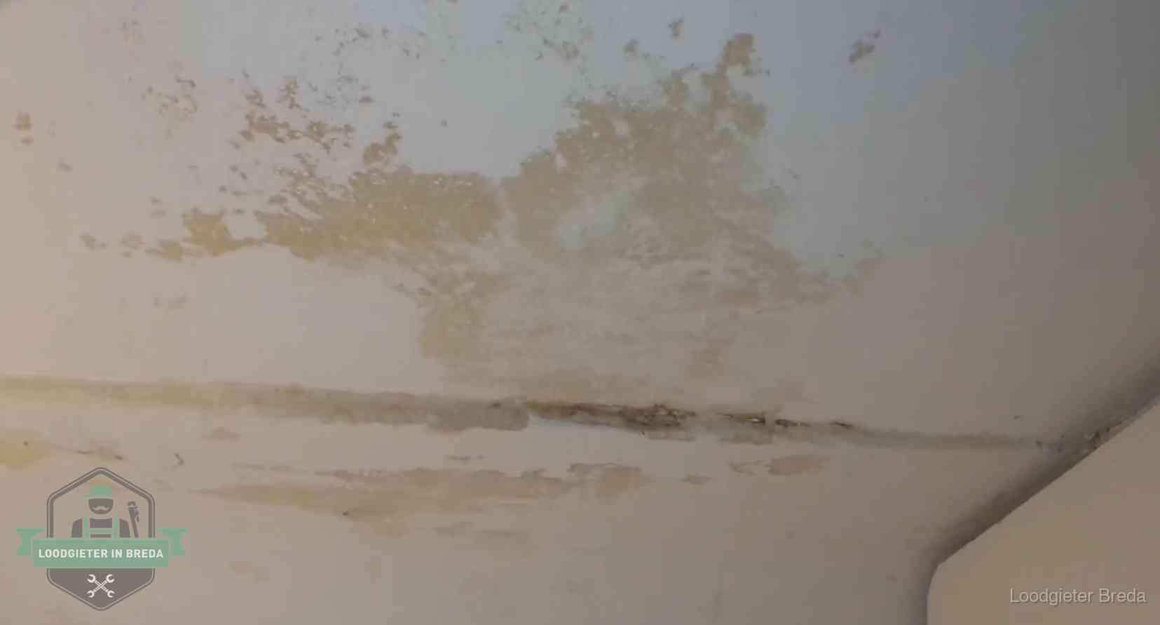 Watervlekken op een plafond in Breda, schade die je bij de verzekering meldt