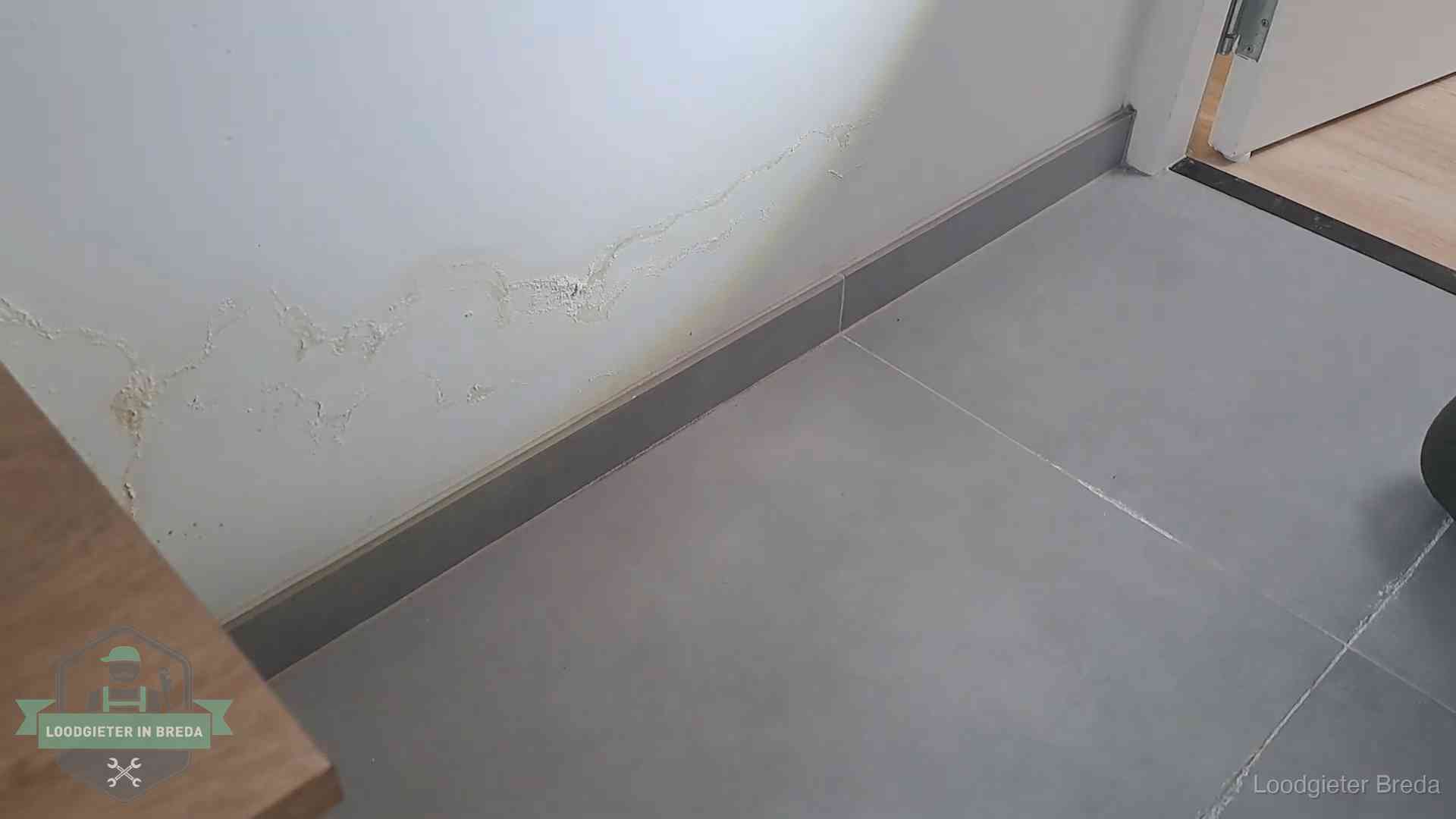Verzekering en daklekkage in Breda Waterschade met kalkuitbloeiing op een binnenwand in Breda, vastgelegd voor de verzekering