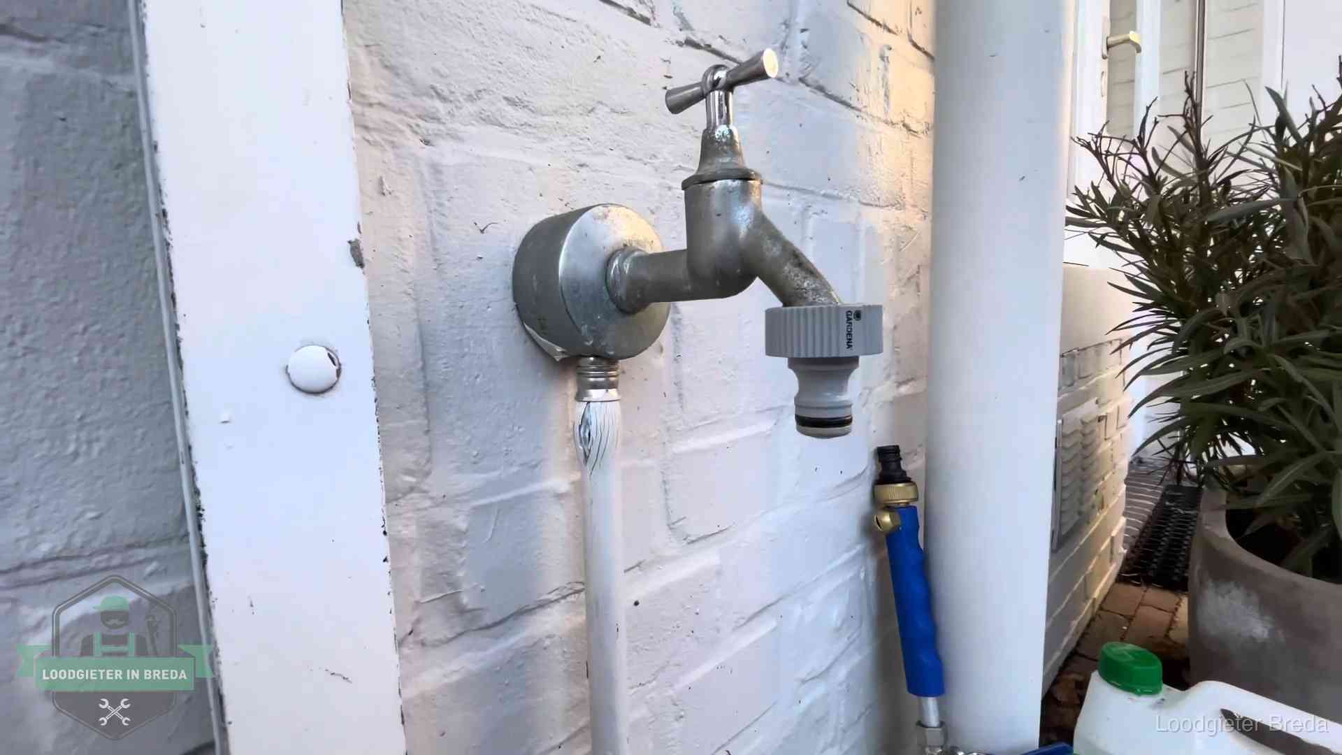 Hoge waterrekening in Breda Buitenkraan met slangaansluiting bij een woning in Breda, sluipverbruik zie je terug op de waterrekening