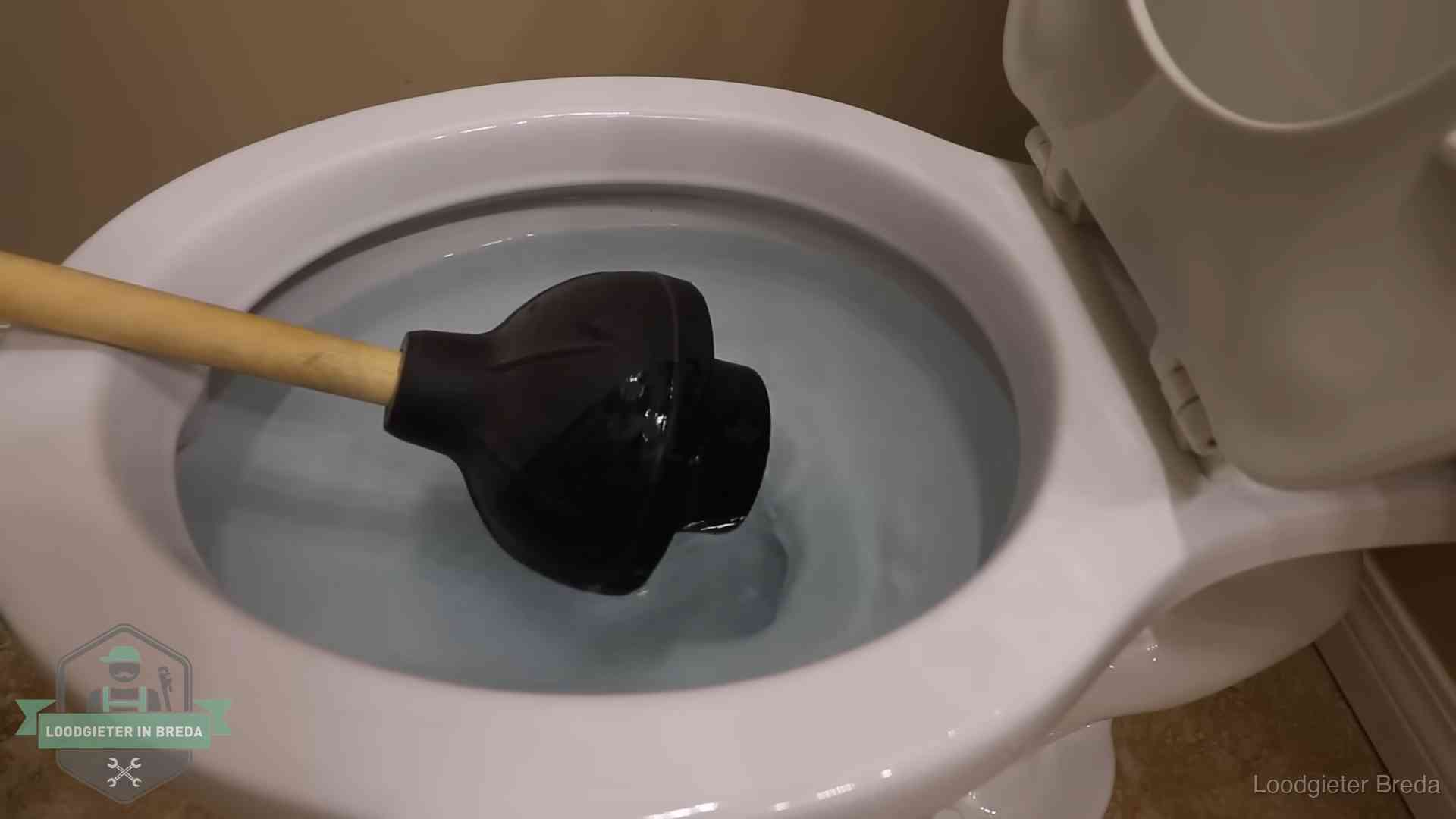 Plopper in een wc-pot die vol water staat in Breda