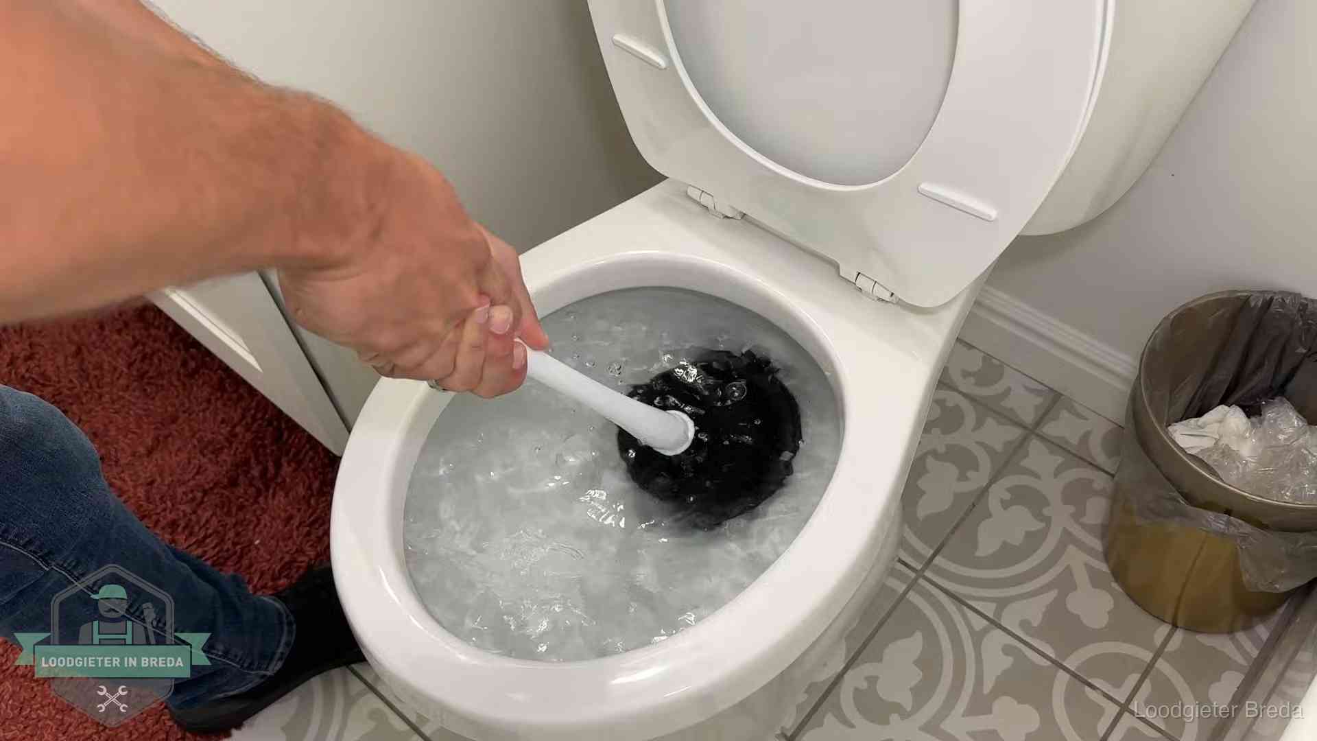 Zelf de wc ontstoppen met een plopper in Breda, het water kolkt in de pot