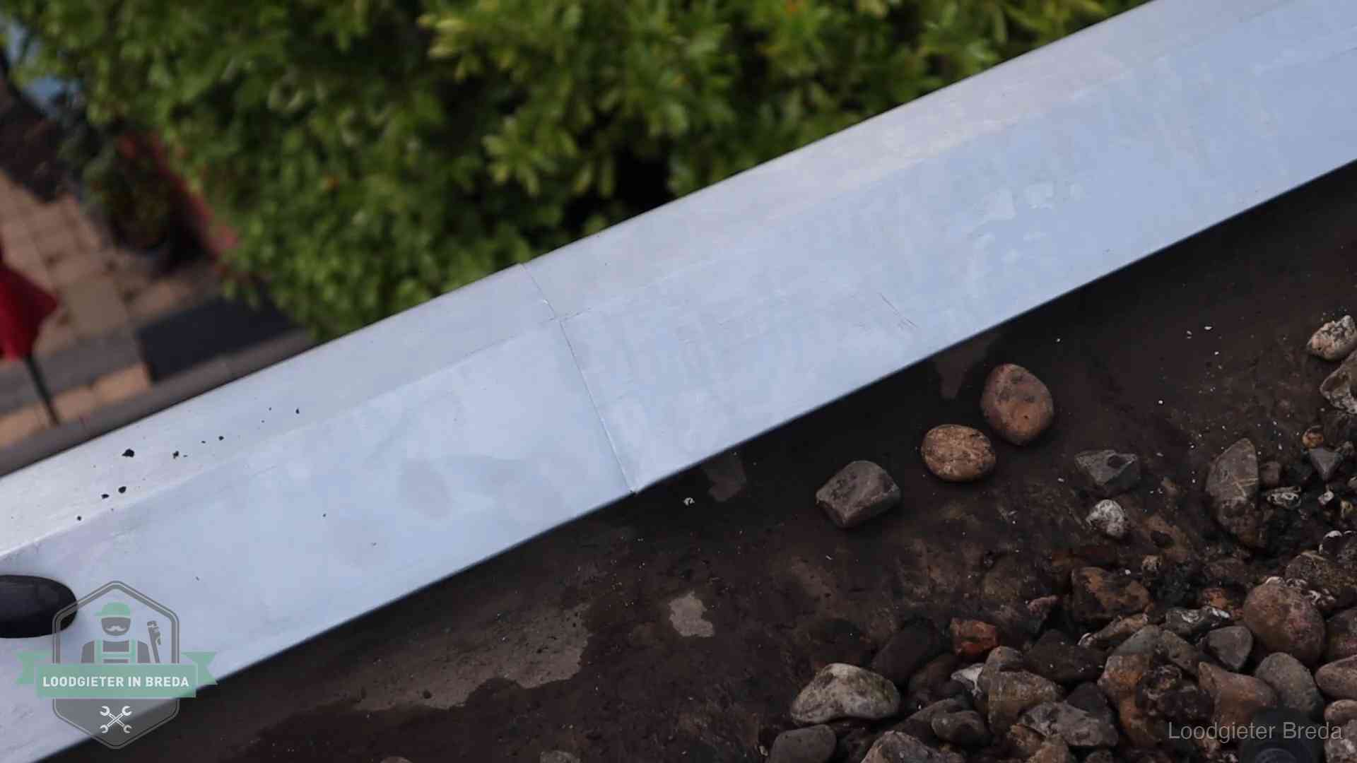 Garantie op dakwerk in Breda Strak gesoldeerd naaddetail in een zinken daktrim op een dak in Breda